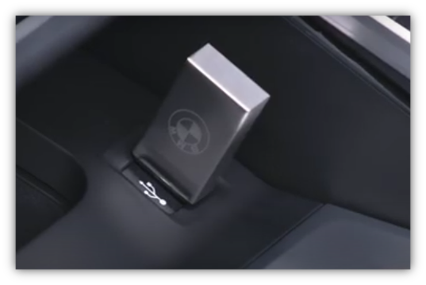 1. 차량의 USB 인터페이스 포트에 USB 드라이브를 삽입합니다.