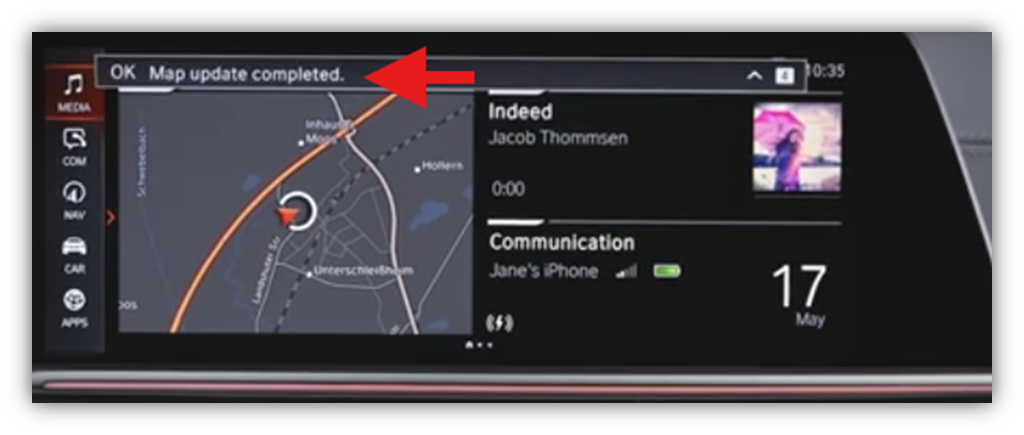 4. 업데이트가 완료되면 내비게이션 시스템이 자동으로 재부팅되며, 상단에 '업데이트 완료' 문구가 표시됩니다.