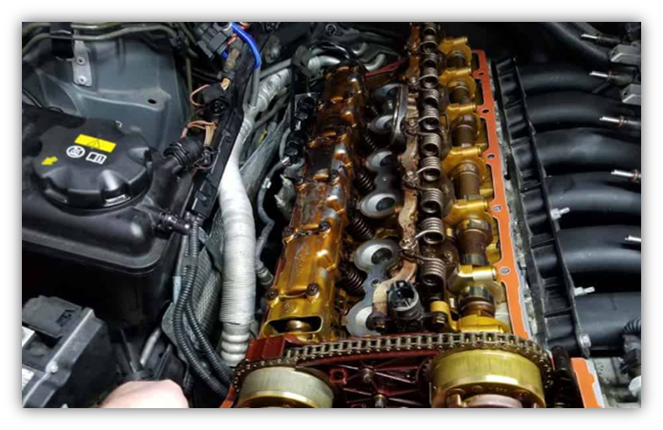 1. 밸브 커버 가스켓 손상